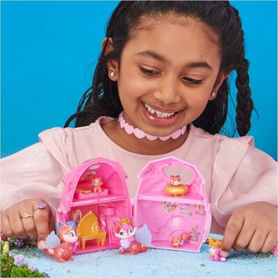 Hatchimals Family Pack Home Playset with 3 Characters and 3 Babies