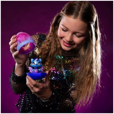 Hatchimals Glow up Magic Dusk Collectible Figure with Glow in the Dark Wings